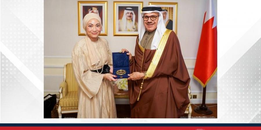 وزير
      الخارجية
      يستقبل
      القائم
      بأعمال
      سفارة
      بروناي
      دار
      السلام
      لدى
      مملكة
      البحرين
      بمناسبة
      انتهاء
      فترة
      عملها