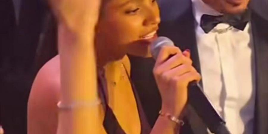 انتي
      اللي
      نجحتيني
      السنة
      دي..
      عمرو
      دياب
      يشعل
      حفل
      زفاف
      مدير
      أعماله
      بأغنية
      خطفوني
      مع
      ابنته
      جنا