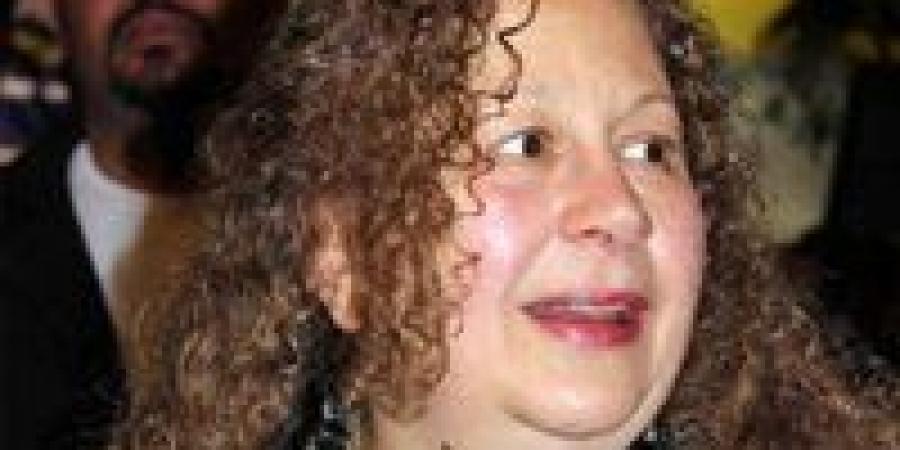 بعيدًا
      عن
      الأضواء..
      كيف
      واجهت
      الفنانة
      سمية
      الألفي
      المرض
      في
      صمت؟