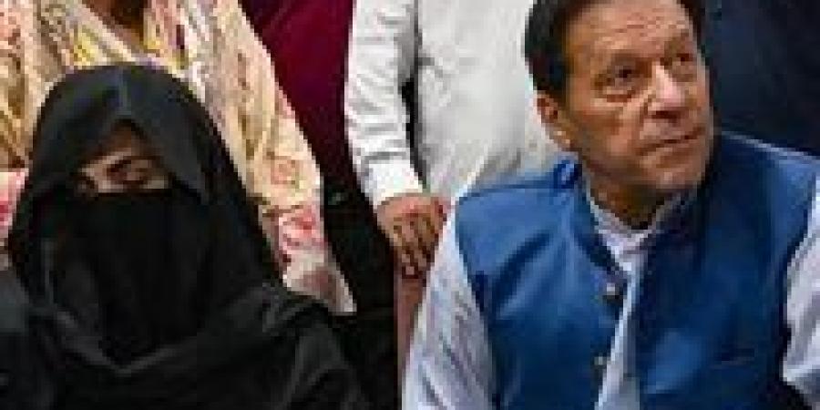 باكستان..
      الحكم
      على
      رئيس
      الوزراء
      السابق
      عمران
      خان
      وزوجته
      بالسجن
      17
      عاماً
      في
      قضية
      فساد