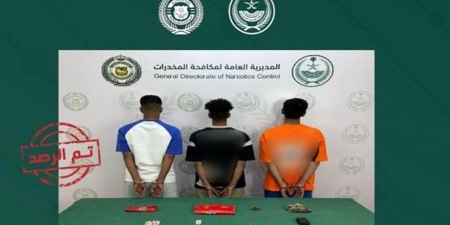 القبض
      على
      (3)
      مواطنين
      لترويجهم
      مواد
      مخدرة