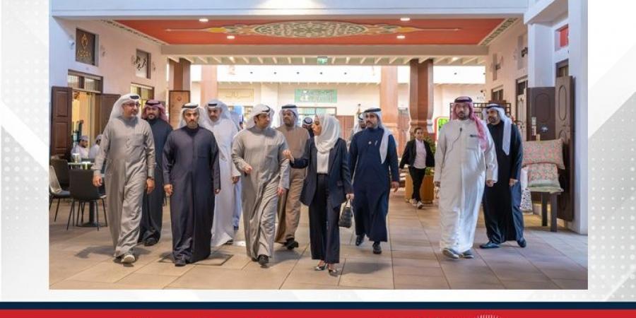 وزير
      الإعلام
      والثقافة
      بدولة
      الكويت
      الشقيقة
      يزور
      سوق
      البراحة