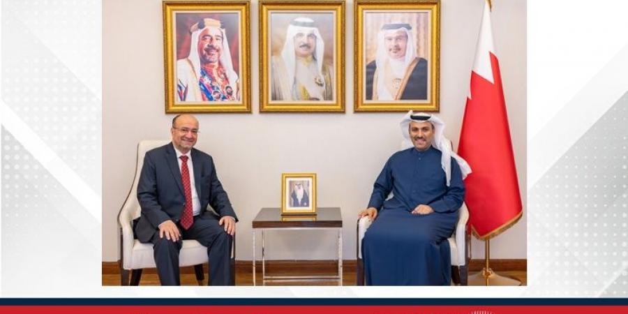 وزير
      الإعلام
      يستقبل
      السيد
      زهير
      توفيقي
      رئيس
      تحرير
      صحيفة
      البلاد