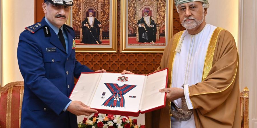 سلطان
      عُمان
      يمنح
      قائد
      القوات
      الجوية
      السعودية
      وسام
      عُمان
      العسكري
      من
      الدرجة
      الثانية