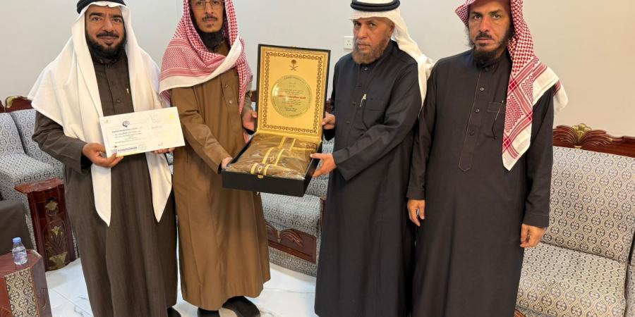 مدرسة
      النويعمة
      الابتدائية
      تكرّم
      التربوي
      عبدالله
      الحنابجة
      بمناسبة
      تقاعده