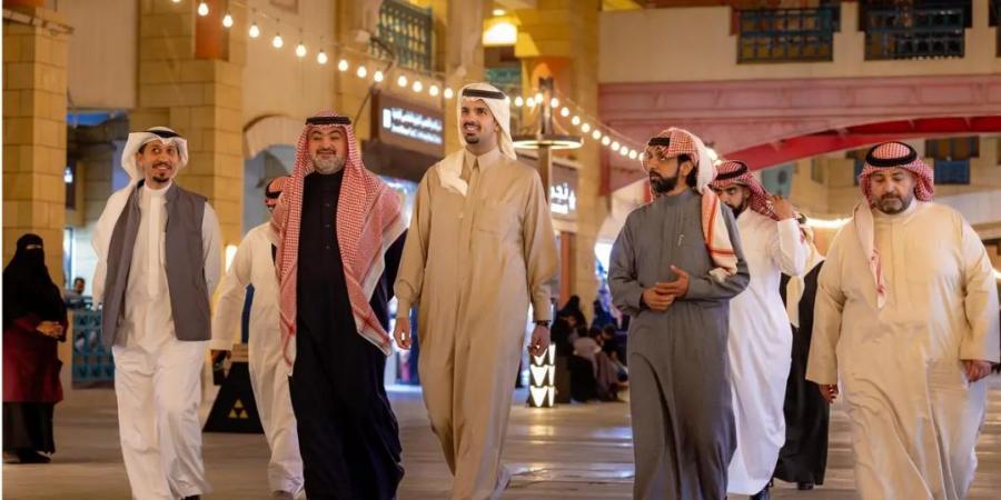 سمو
      أمين
      منطقة
      الرياض
      يزور
      موسم
      “شتاء
      الديرة”
      في
      وسط
      الرياض