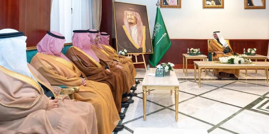 الأمير
      سعود
      بن
      طلال
      يحضر
      توقيع
      مذكرة
      تفاهم
      بين
      هيئة
      تطوير
      الأحساء
      ومركز
      الدراسات
      والبحوث
      القانونية
      في
      هيئة
      الخبراء