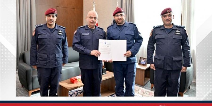 رئيس
      الشرطة
      يكرم
      شرطيين
      تقديرًا
      لقيامهما
      بإنقاذ
      طفلة
      تعرضت
      للغرق