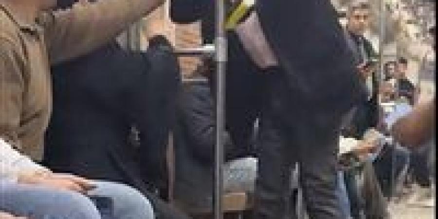 هرميكي
      من
      هنا..
      مشاجرة
      في
      مترو
      الأنفاق
      بين
      رجل
      وسيدة