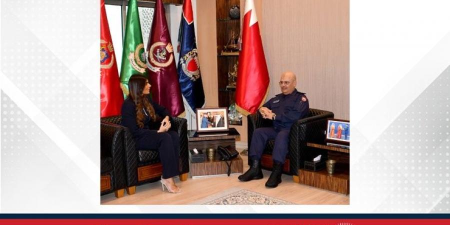 رئيس
      الشرطة
      يستقبل
      الرئيس
      التنفيذي
      لهيئة
      البحرين
      للسياحة
      والمعارض
