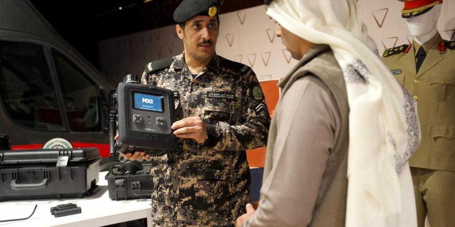 قوات
      أمن
      المنشآت
      تستعرض
      جهاز
      كشف
      المواد
      المتفجرة
      والمواد
      الكيميائية
      والغازات
      السامة
      في
      جناحها
      ضمن
      مهرجان
      الملك
      عبدالعزيز
      للإبل
      2025