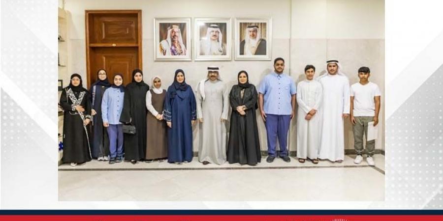 وزير
      التربية
      والتعليم
      يستقبل
      طلبة
      مملكة
      البحرين
      الفائزين
      بجائزة
      لطيفة
      بنت
      محمد
      بدولة
      الإمارات
      العربية
      المتحدة
      الشقيقة