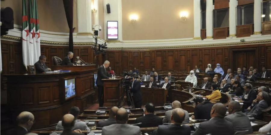 الجزائر
      تفتح
      ملف
      الذاكرة
      الاستعمارية
      الفرنسية