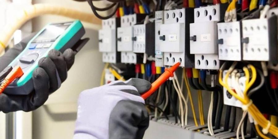 «الكهرباء»: انقطاع التيار عن أجزاء محدودة من «الفنيطيس» و«القرين»