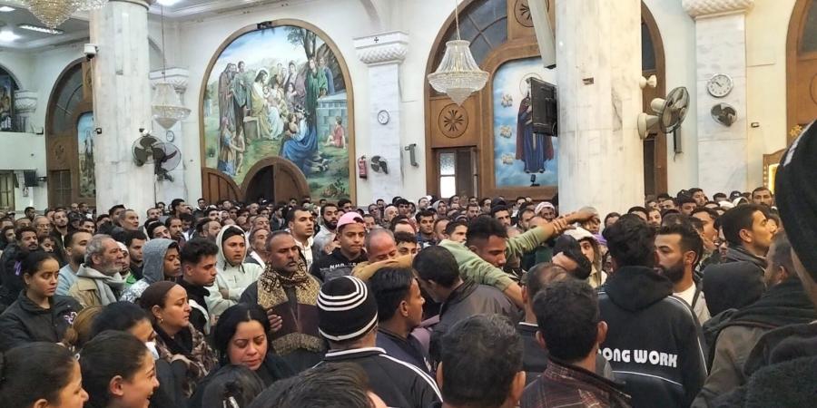 حاضنين
      النعش
      ..
      جنازة
      أسرة
      مينا
      ضحية
      الهجرة
      غير
      الشرعية
      باليونان
      في
      المنيا