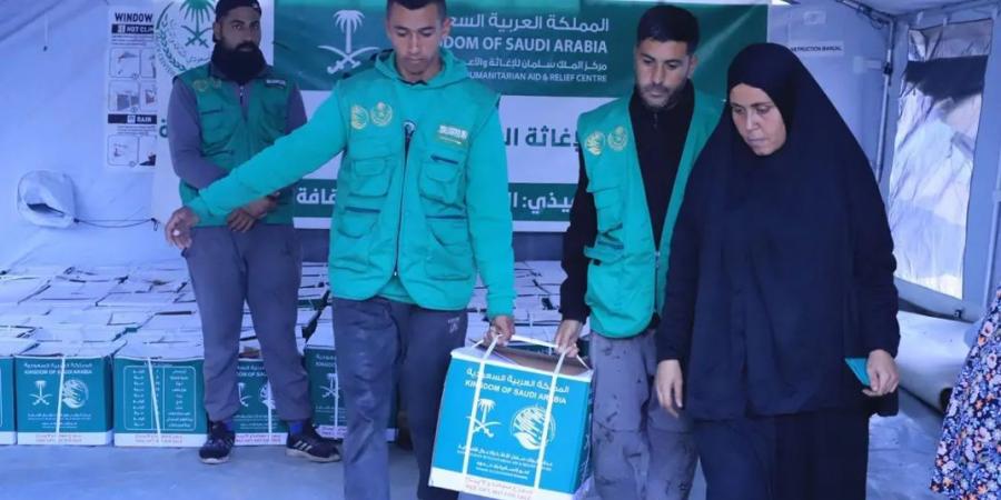 مركز الملك سلمان للإغاثة يوزع سلالًا غذائية على الأسر في مخيم جباليا المدمر شمال قطاع غزة