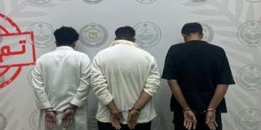 القبض على مواطنَين ومقيم باكستاني لترويجهم المخدرات بالقصيم