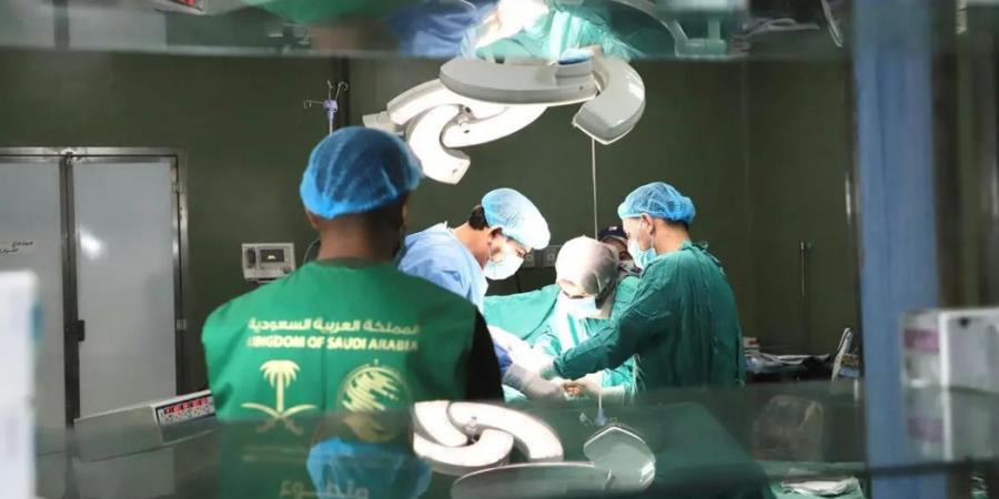 الفريق الطبي التابع لمركز الملك سلمان للإغاثة في قطاع غزة يجري (50) عملية متخصصة بجراحة العظام