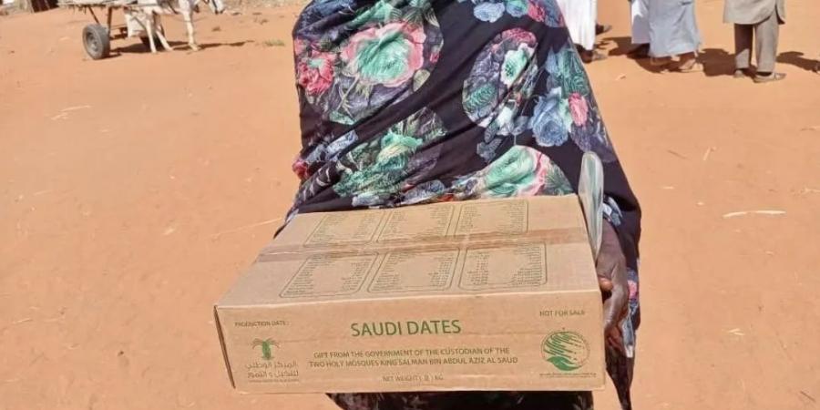 مركز الملك سلمان للإغاثة يوزّع (2.000) كرتون تمر في محلية شيكان بولاية شمال كردفان في السودان