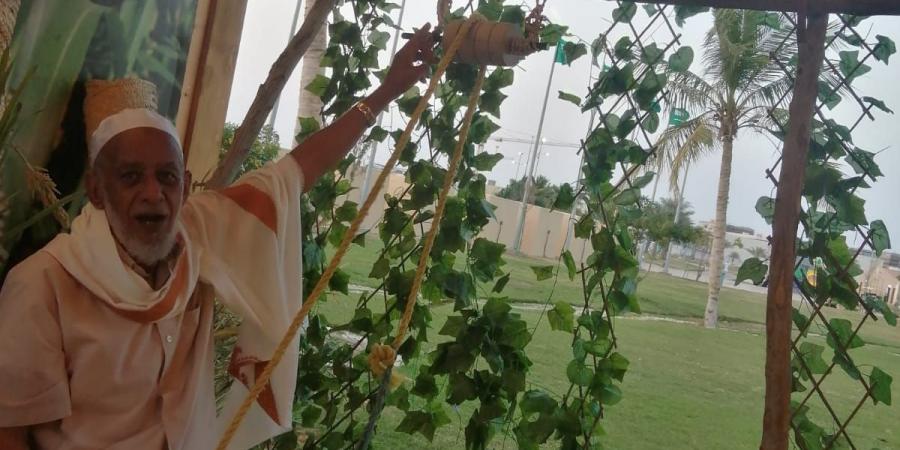 أطفال يلبسون الماضي بثقة الحاضر