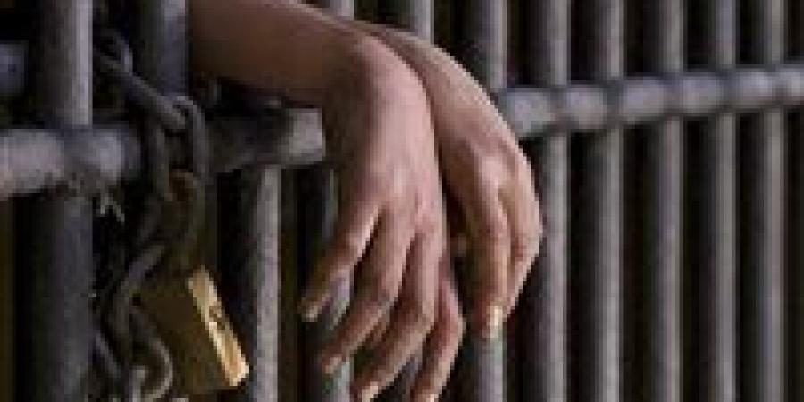 حبس شقيقين لاتهامهما بالاعتداء على فتاة أمام نادٍ بالمعادي