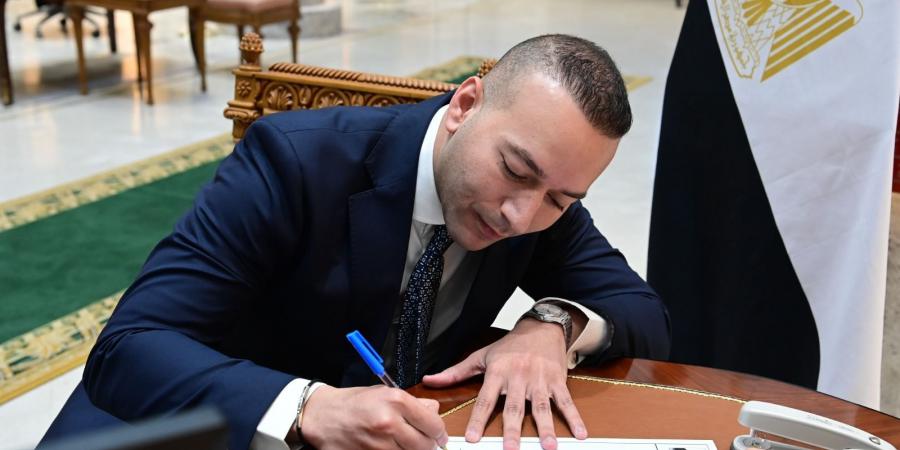 «هنرد الجميل لأهالينا».. النائب محسن أحمد حتة يتسلم كارنيه مجلس النواب ويؤكد: خدمة الوطن والمواطن رسالتي