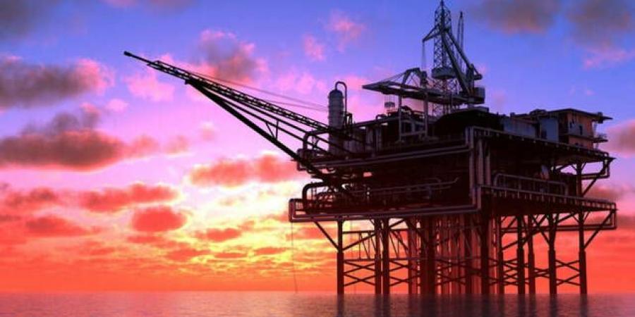 النفط يرتفع مع ترقب السوق لمخاطر الإمدادات الإيرانية والروسية