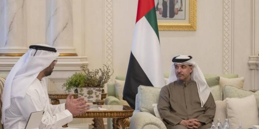 هزاع بن زايد يطلع على أبرز مشاريع الطاقة والمياه في منطقة العين