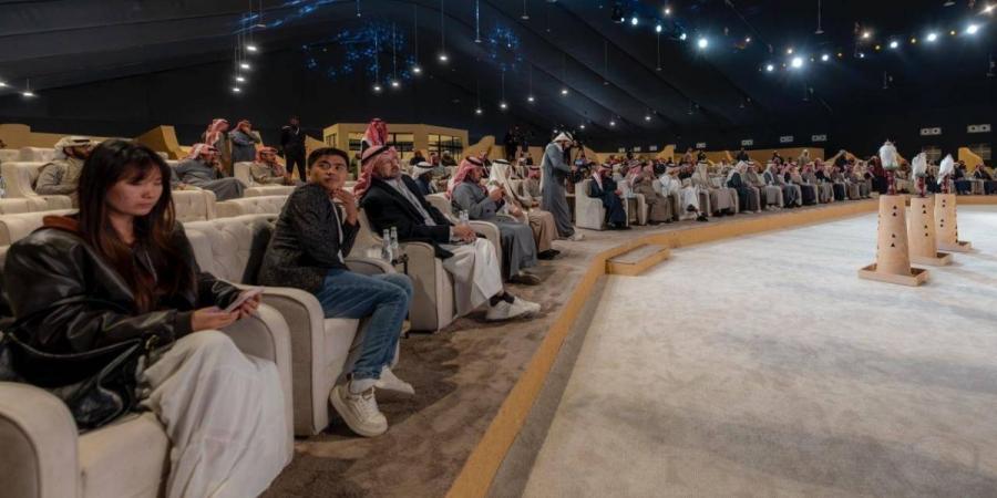 زوار من الصين يعبّرون عن إعجابهم بالموروث في مهرجان الملك عبدالعزيز للصقور 2025