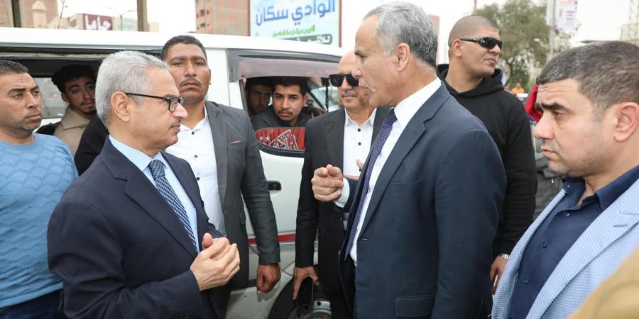 محافظ بني سويف في جولة مفاجئة بموقف الواسطى: ضبط مخالفة أجرة وخط سير وتشديد على دور المواطن في الرقابة