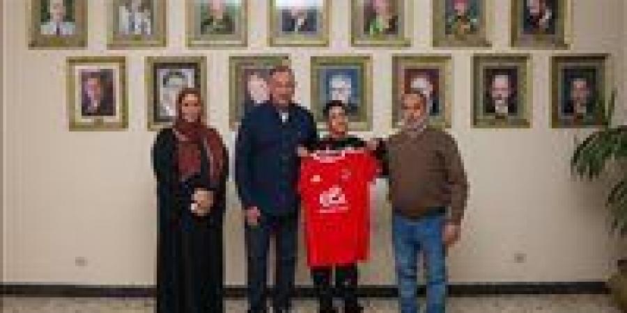 الخطيب يستجيب لطلب مشجع من ذوي الهمم بعد تأثره بخروج الأهلي من بطولة إفريقيا