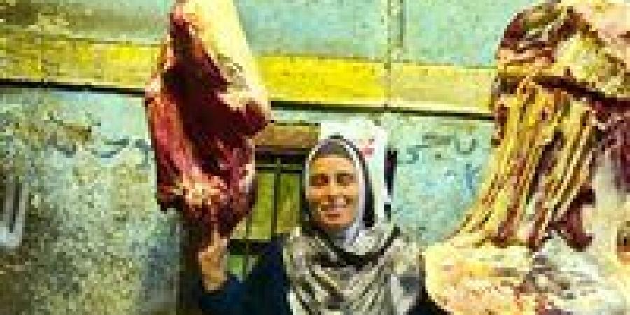 40 عاماً من الكفاح .. قصة كفاح المعلمة «سحر» في مهنة الجزارة بالشرقية