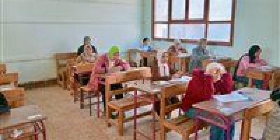 استمرار الامتحانات 22 يومًا متواصلة يثير الجدل.. خبير تربوي يحذر من آثار خطيرة على الطلاب