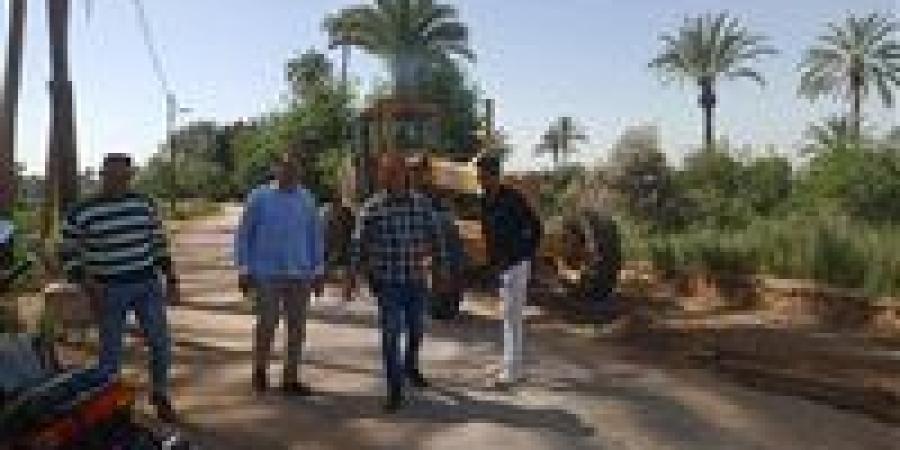 رئيس مركز ابوقرقاص بالمنيا يتابع اعمال النظافة وتمهيد الطرق بالقرى