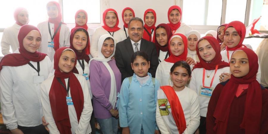 محافظ الشرقية يضع إكليلاً من الزهور على النصب التذكاري لشهداء مدرسة بحر البقر