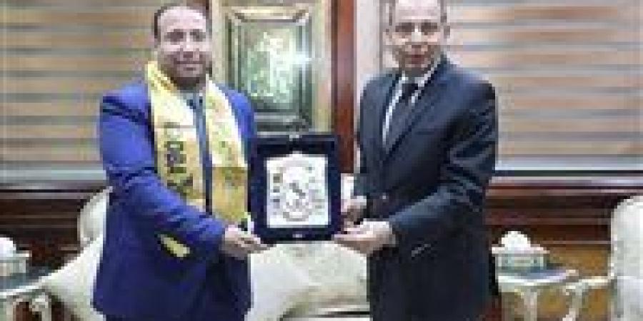 فى
      نهج
      جديد..
      محافظ
      المنيا
      يُكرم
      مدير
      التخطيط
      والمتابعة
      لحصوله
      على
      الدكتوراه