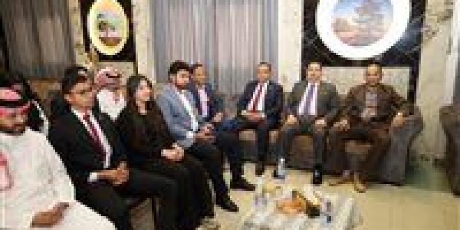 رئيس
      جامعة
      المنيا
      يترأس
      وفدًا
      من
      الجامعة
      ومن
      الطلاب
      والوافدين
      لتهنئة
      كنائس
      المنيا
      بعيد
      القيامة
      المجيد