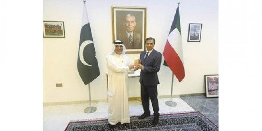 «العرفج»
يوحّد
الديبلوماسية..
والسفير
البحريني
يهدي
نظيريه
الروسي
والباكستاني
الشعار