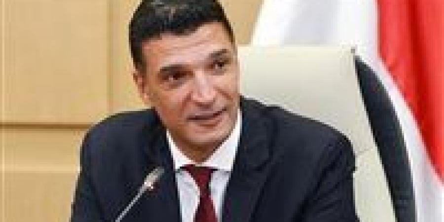 وزير
      الصناعة
      يعيد
      تنظيم
      تراخيص
      الأنشطة
      خارج
      المناطق
      الصناعية
      لتيسير
      الإجراءات
      على
      المستثمرين