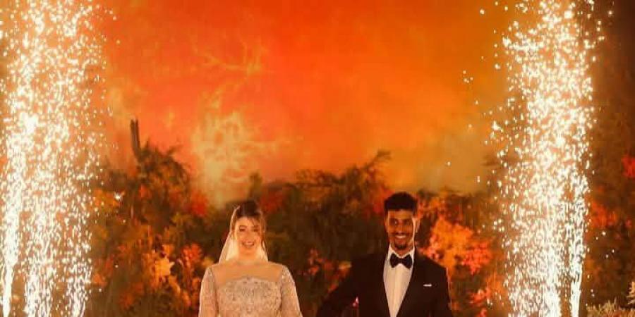 أحضان
      ورومانسية..
      اللقطات
      الأولى
      من
      حفل
      زفاف
      البلوجر
      سلمى
      عبد
      العظيم