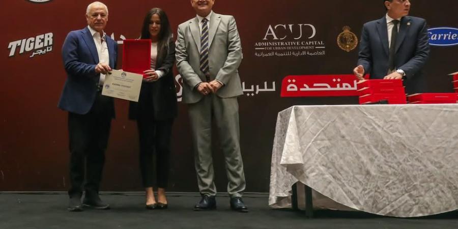 هاني
      أبو
      ريدة
      رئيس
      الاتحاد
      المصري
      لكرة
      القدم
      يسلم
      الشارة
      الدولية
      للحكام