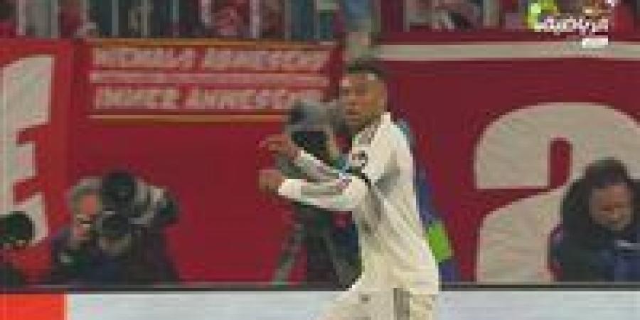 البايرن
      ضد
      الريال..
      انطلاق
      الشوط
      الثاني
      من
      مباراة
      ريال
      مدريد
      وبايرن
      ميونخ
      في
      دوري
      أبطال
      أوروبا