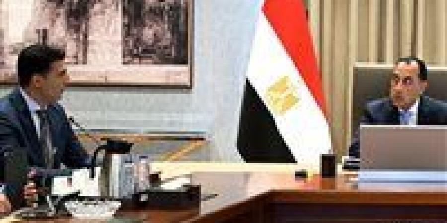 رئيس
      الوزراء:
      البرنامج
      الوطني
      لتنمية
      صناعة
      السيارات
      يُعزز
      اهتمام
      الدولة
      بملف
      التوطين