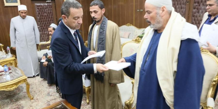 بالصور..
      محافظ
      المنوفية
      يسلم
      تعويضات
      مالية
      لأسر
      ضحايا
      طنوب