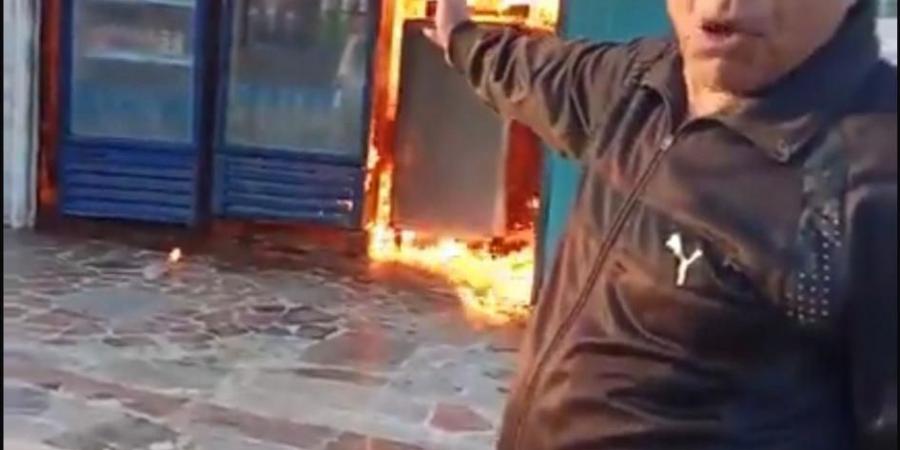 إضرام
      النار
      في
      كشك
      بالقصاصين
      الجديدة..
      محافظة
      الإسماعيلية
      توضح
      تفاصيل
      الواقعة