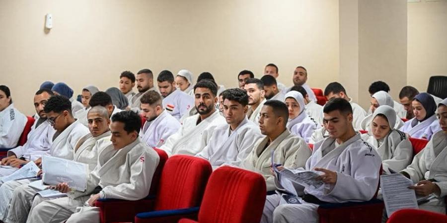 بحضور
      محمد
      مطيع..
      دورة
      إعداد
      الحكام
      الجدد
      بالجودو