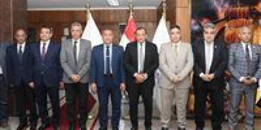 مصر
      تعزز
      قدراتها
      البحرية
      بتوقيع
      عقد
      تصنيع
      4
      قاطرات
      و3
      لنشات
      لخدمة
      الموانئ
      وتوطين
      الصناعة