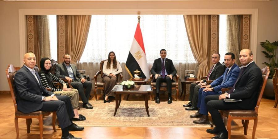 وزير
      الشباب
      يكرم
      هانيا
      الحمامي
      بطلة
      الجونة
      للاسكواش