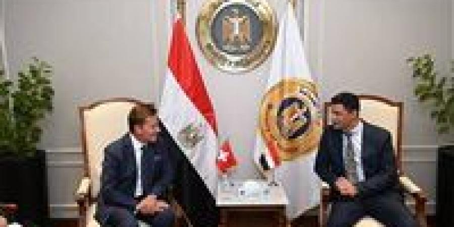 وزير
      الصناعة:
      شراكات
      صناعية
      مع
      سويسرا
      تشمل
      الدواء
      والغذاء
      والطاقة
      النظيفة