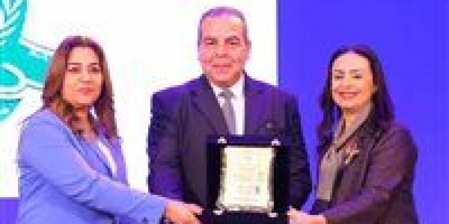 تكريم
      المنيا
      بين
      الأكثر
      تأثيرًا
      في
      مبادرات
      الإطعام..
      والمحافظ
      يؤكد
      ريادة
      المحافظة
      فى
      العمل
      المجتمعى
      والإنسانى
      خلال
      شهر
      رمضان